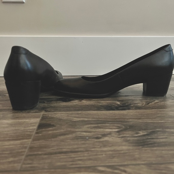 Black Ecco heels - Picture 1 of 3